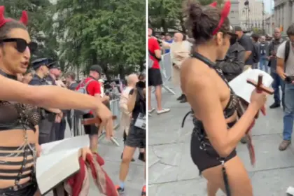 Ativista trans rasga Bíblia durante protesto em Nova York no 11 de Setembro 7 1789777080 ativista trans