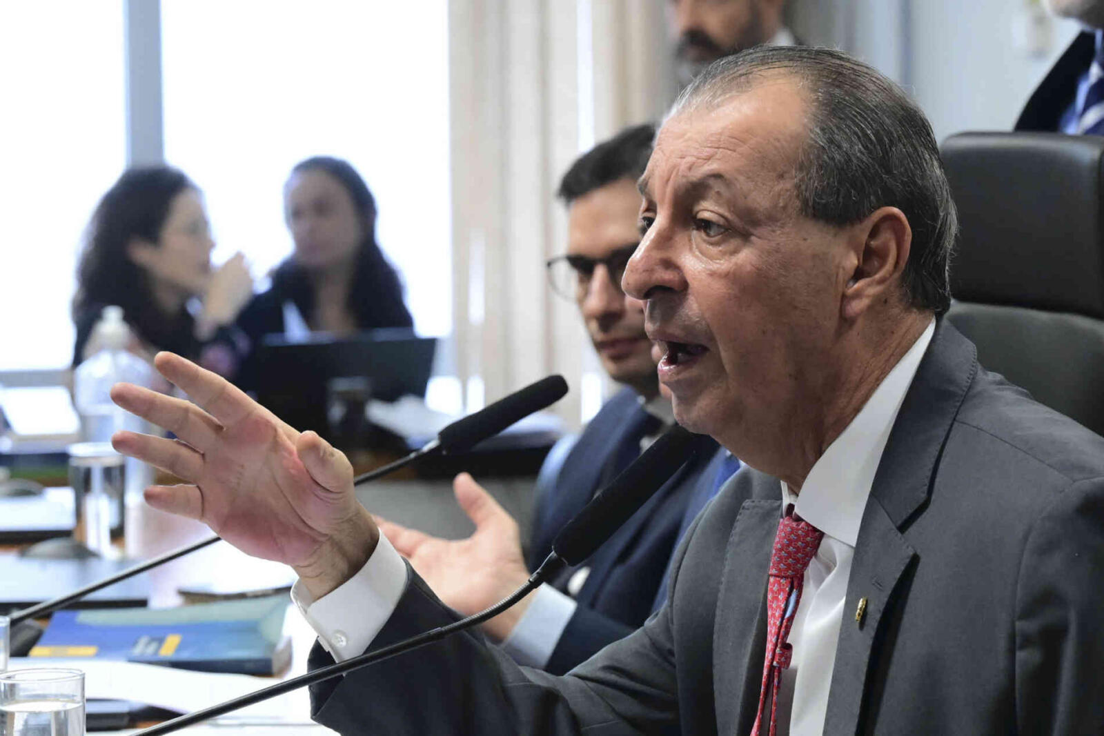 Senado avança com PEC do fim da escala 6x1 apesar de crise envolvendo Moraes 1 Aziz CCJ scaled