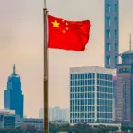 Pastor chinês Lian Xuliang é libertado após quatro anos de detenção 3 Bandeira da China em Shangai Foto Canva Pro