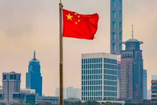 Pastor chinês Lian Xuliang é libertado após quatro anos de detenção 2 Bandeira da China em Shangai Foto Canva Pro