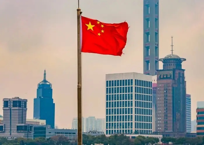 Pastor chinês Lian Xuliang é libertado após quatro anos de detenção 1 Bandeira da China em Shangai Foto Canva Pro