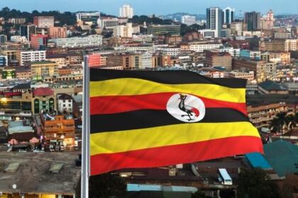 Pai agredido pelos filhos em Uganda após conversão ao cristianismo 9 Bandeira de Uganda tendo ao fundo a cidade de Kampala Foto Montagem FolhaGospelCanva Pro