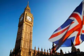 Crescimento do cristianismo evangélico atrai jovens e minorias no Reino Unido 4 Bandeira do Reino Unido e a torre do relogio Big Ben Foto Canva Pro
