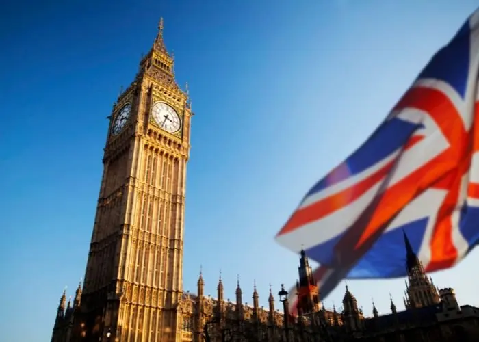 Crescimento do cristianismo evangélico atrai jovens e minorias no Reino Unido 1 Bandeira do Reino Unido e a torre do relogio Big Ben Foto Canva Pro