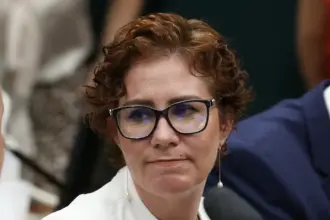 Carla Zambelli solicita ao STF autorização para retornar ao Brasil e votar nas eleições 4 Carla Zambelli