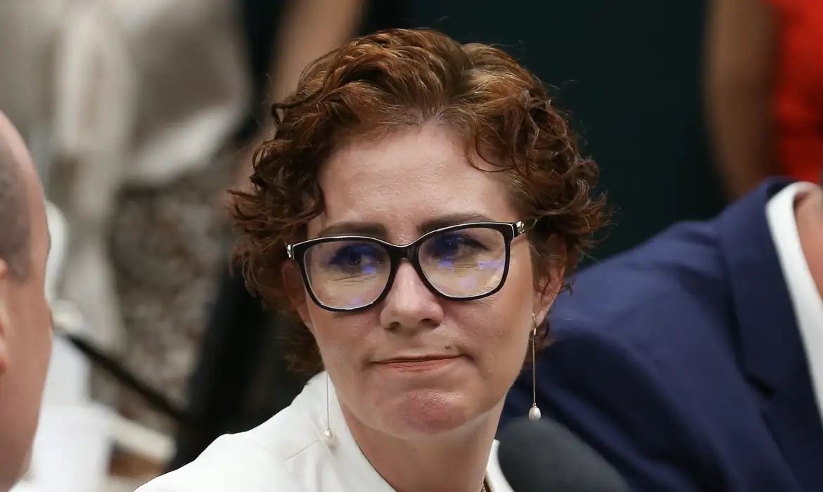 Carla Zambelli solicita ao STF autorização para retornar ao Brasil e votar nas eleições 1 Carla Zambelli