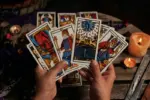 Aliança Evangélica alerta cristãos sobre riscos de práticas como tarô e astrologia 6 Cartas de taro Foto Canva Pro