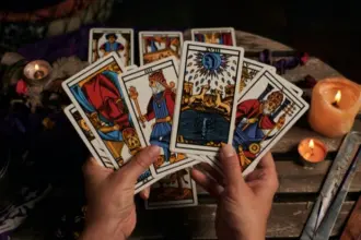 Aliança Evangélica alerta cristãos sobre riscos de práticas como tarô e astrologia 5 Cartas de taro Foto Canva Pro