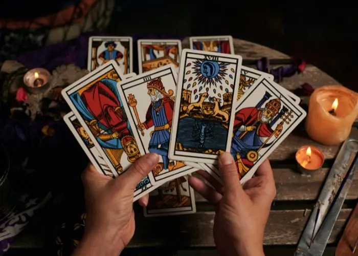 Aliança Evangélica alerta cristãos sobre riscos de práticas como tarô e astrologia 1 Cartas de taro Foto Canva Pro