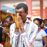 Estudo revela que cristãos na Nigéria são assassinados a cada 86 minutos 3 Cristaos durante culto em igreja na Nigeria Foto Gracious AdebayoUnsplash.com