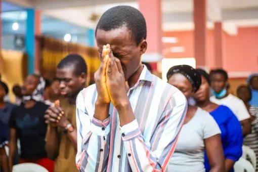 Estudo revela que cristãos na Nigéria são assassinados a cada 86 minutos 1 Cristaos durante culto em igreja na Nigeria Foto Gracious AdebayoUnsplash.com
