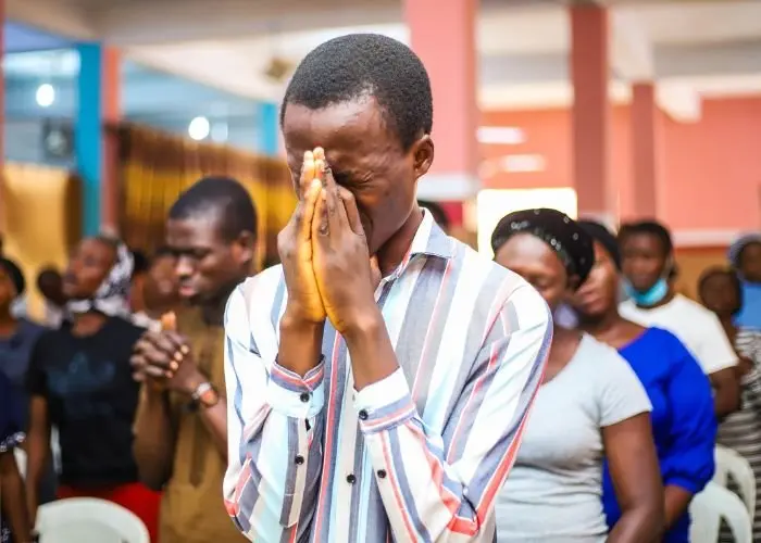Estudo revela que cristãos na Nigéria são assassinados a cada 86 minutos 1 Cristaos durante culto em igreja na Nigeria Foto Gracious AdebayoUnsplash.com