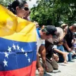 25% da população venezuelana se identifica como evangélica, aponta pesquisa 3 Cristaos orando com a bandeira da Venezuela Foto ReproducaoRedes Sociais
