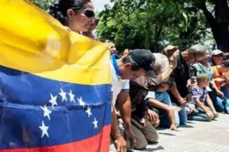 25% da população venezuelana se identifica como evangélica, aponta pesquisa 7 Cristaos orando com a bandeira da Venezuela Foto ReproducaoRedes Sociais