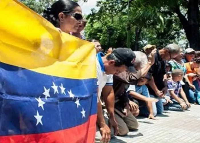 25% da população venezuelana se identifica como evangélica, aponta pesquisa 1 Cristaos orando com a bandeira da Venezuela Foto ReproducaoRedes Sociais
