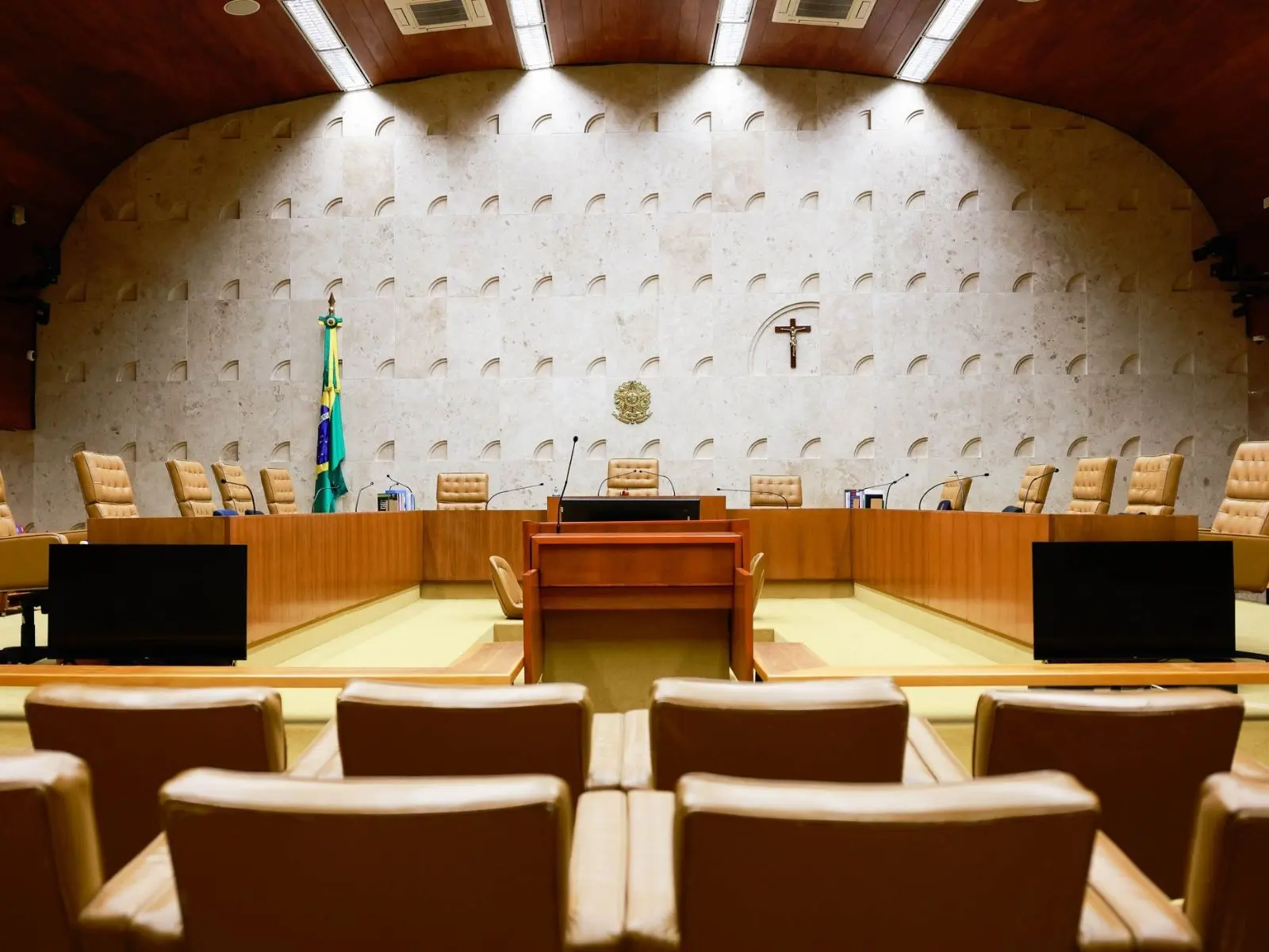 Crise institucional: laços entre ex-banqueiro e ministros do STF são revelados 1 DIA HISTORICO 1