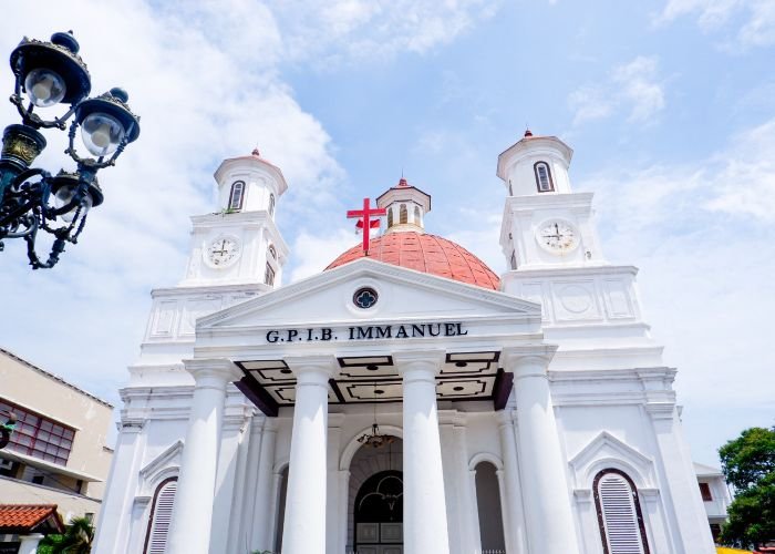 Cultos da Igreja Cristã de Java Oriental são suspensos na Indonésia após pressão da comunidade muçulmana 1 Igreja protestante na Indonesia Foto Canva Pro