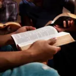 Pesquisa revela que metade dos evangélicos lê a Bíblia diariamente no Brasil 4 Jovens estudando a Biblia Foto canva