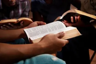 Pesquisa revela que metade dos evangélicos lê a Bíblia diariamente no Brasil 4 Jovens estudando a Biblia Foto canva