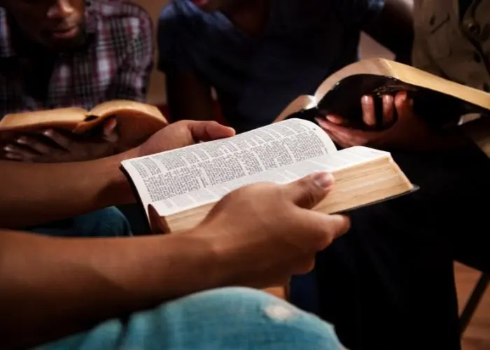 Pesquisa revela que metade dos evangélicos lê a Bíblia diariamente no Brasil 1 Jovens estudando a Biblia Foto canva