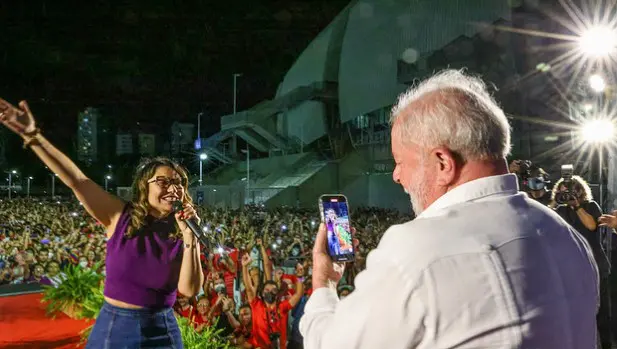 Líder de ONG financiada pelo governo coordena movimento de apoio a Lula 1 Lula e Janja em ato.jpg