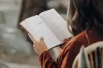 Pesquisa revela que frequentadores de igrejas protestantes nos EUA veem algumas verdades bíblicas como obsoletas 4 Mulher lendo a Biblia Foto Canva Pro