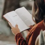 Pesquisa revela que frequentadores de igrejas protestantes nos EUA veem algumas verdades bíblicas como obsoletas 3 Mulher lendo a Biblia Foto Canva Pro