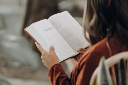 Pesquisa revela que frequentadores de igrejas protestantes nos EUA veem algumas verdades bíblicas como obsoletas 3 Mulher lendo a Biblia Foto Canva Pro