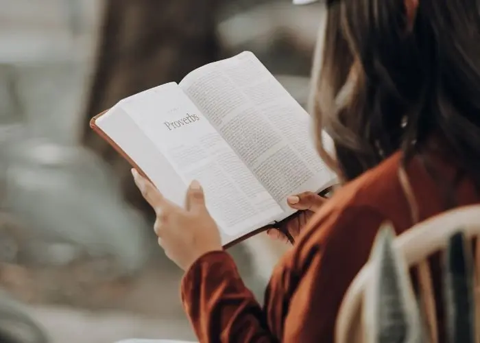 Pesquisa revela que frequentadores de igrejas protestantes nos EUA veem algumas verdades bíblicas como obsoletas 1 Mulher lendo a Biblia Foto Canva Pro