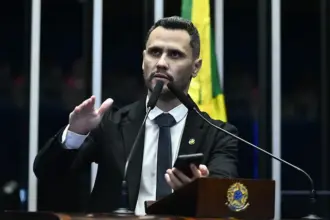 Cleitinho Azevedo lidera intenções de voto para governo de Minas Gerais, aponta pesquisa 7 Senador Cleitinho.jpg