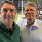 Tarcísio de Freitas se declara otimista com candidatura de Flávio Bolsonaro à presidência 3 Tarcisio e Flavio.jpeg
