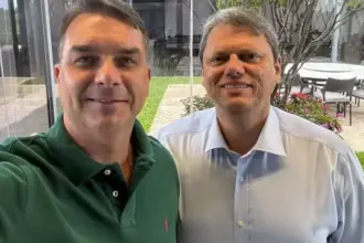 Tarcísio de Freitas se declara otimista com candidatura de Flávio Bolsonaro à presidência 4 Tarcisio e Flavio.jpeg