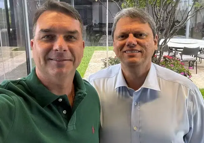 Tarcísio de Freitas se declara otimista com candidatura de Flávio Bolsonaro à presidência 1 Tarcisio e Flavio.jpeg