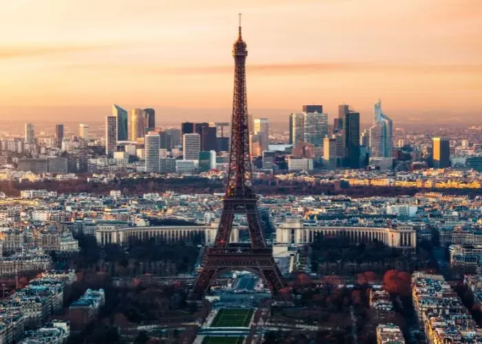 Estudo aponta colapso do catolicismo na França e desafios enfrentados por cristãos 1 Torre Eiffel em Paris capital da Franca Foto Canva Pro