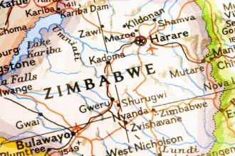Acidente trágico no Zimbábue resulta em 27 mortes de fiéis em viagem religiosa 5 acidente micro onibus caminhao zimbabue 27 mortos