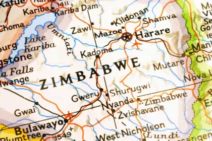 Acidente trágico no Zimbábue resulta em 27 mortes de fiéis em viagem religiosa 8 acidente micro onibus caminhao zimbabue 27 mortos