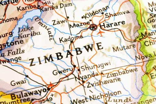Acidente trágico no Zimbábue resulta em 27 mortes de fiéis em viagem religiosa 2 acidente micro onibus caminhao zimbabue 27 mortos