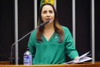 Deputada cobra esclarecimentos sobre atuação da PF em casos do Banco Master e INSS 6 adriana ventura.jpg
