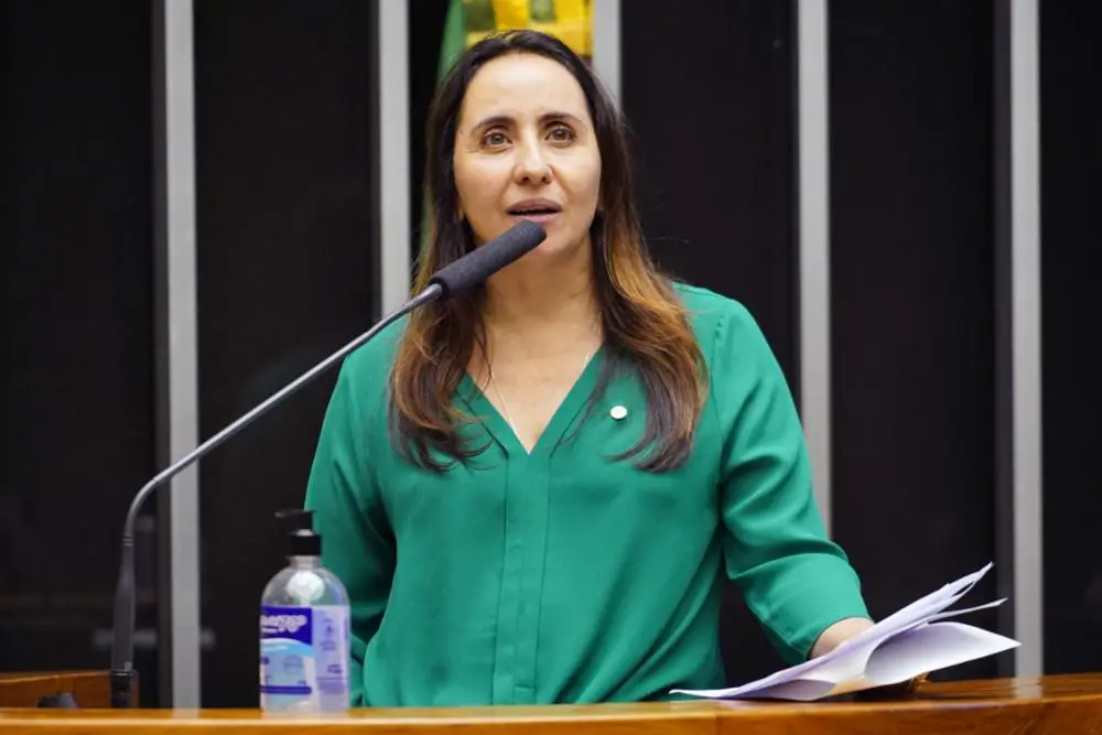 Deputada cobra esclarecimentos sobre atuação da PF em casos do Banco Master e INSS 1 adriana ventura.jpg