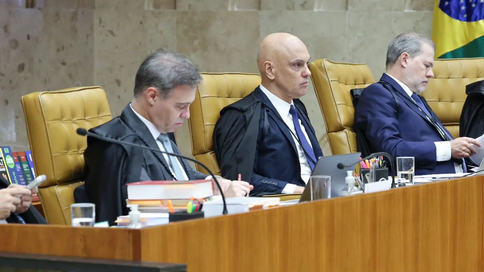 Obstáculos técnicos dificultam recuperação de mensagens de Moraes, revela PF 1 alexandre de moraes com andre mendonca foto rosinei coutinho stf 1