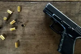 Pesquisa revela que 80% dos brasileiros percebem aumento da violência no país 5 arma.jpg