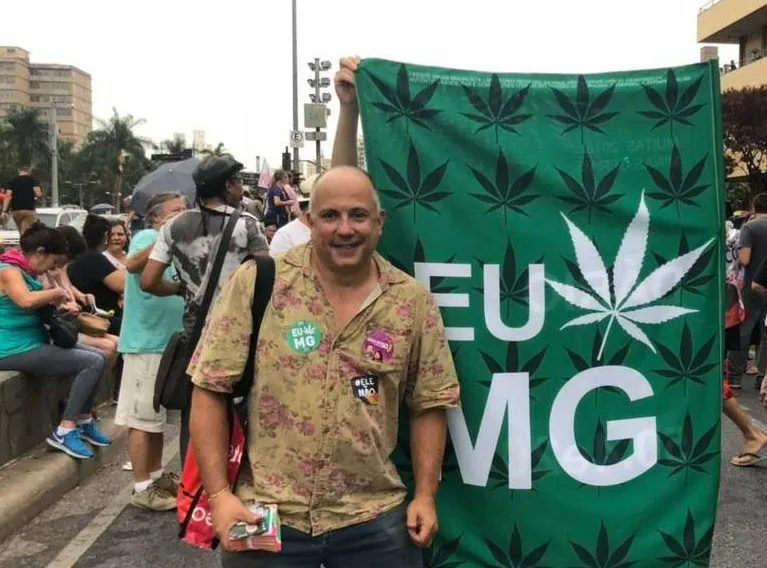 Candidato do PSOL exibe pé de maconha em campanha em Belo Horizonte 1 candidato do psol