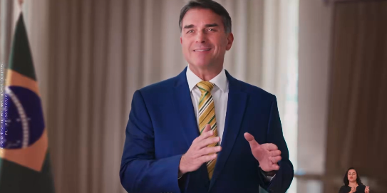 Flávio Bolsonaro critica Lula e o chama de "pai do tigrinho" em carreata no RJ 1 captura de tela 2026 09 15 as 11.17.40.png