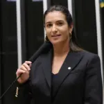 Deputada Roberta Roma se recupera após infarto e passa por segundo cateterismo 3 deputada do pl passa por 2 cateterismos depois de sofrer infarto durante campanha 910x568.jpg