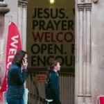 Dois terços dos cristãos praticantes no Reino Unido são evangélicos, aponta estudo 3 evangelicos maioria cristaos praticantes reino unido