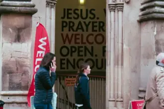 Dois terços dos cristãos praticantes no Reino Unido são evangélicos, aponta estudo 3 evangelicos maioria cristaos praticantes reino unido