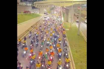Flávio Bolsonaro lidera motocarreata em Natal com apoiadores 3 feira livre 78 910x568.jpg