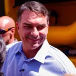 Flávio Bolsonaro registra 23 pontos de vantagem sobre Lula em pesquisa da Polymarket 3 flavio 1 910x568.jpg