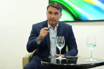 Flávio Bolsonaro critica Lula e promete proibição de cassinos online 2 flavio 3 910x568.jpg