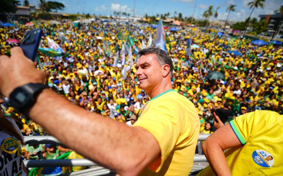 Flávio Bolsonaro critica Lula em campanha em Aracaju e usa "exame de DNA" em provocação 1 flavio aracaju